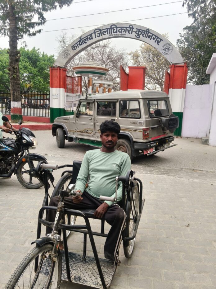 दिव्यांग सतेंद्र चार साल से पेंशन के लिए अधिकारियों का लगा रहा चक्कर, डीएम से लगाई गुहार